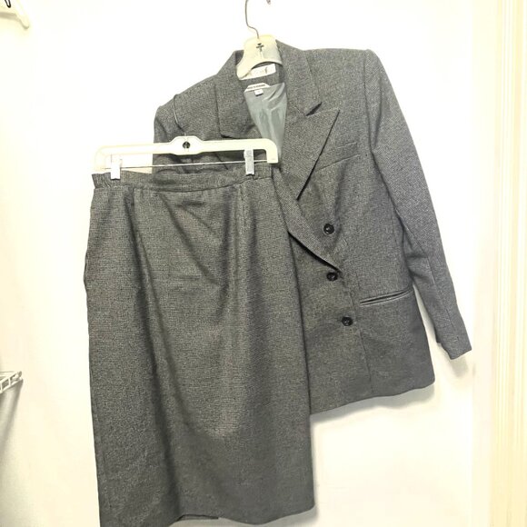 Liz Claiborne Jackets & Blazers - Gloria Vanderbilt Suits Women Blazer & Skirt wool set